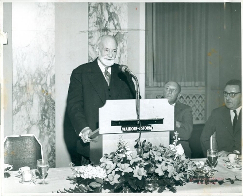 M. le Président René Cassin parle à la réunion annuelle des amis Américains au Waldorf Astoria.